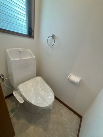 八王子市石川町 中古戸建てのトイレ|1階・2階それぞれにトイレを備えているため、生活動線に合わせて使いやすいのが魅力。温水洗浄便座付きで快適性にも配慮され、小窓から空気を入れ替えやすい爽やかな水まわりです。