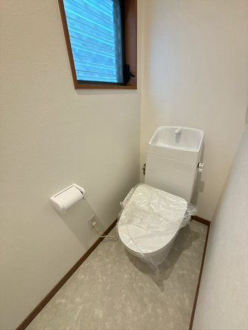 八王子市石川町 中古戸建てのトイレ|各階トイレ付きで、生活動線に合わせて使いやすい住まい。忙しい朝や夜間、来客時にも便利さを感じられる、家族に嬉しい設備です。