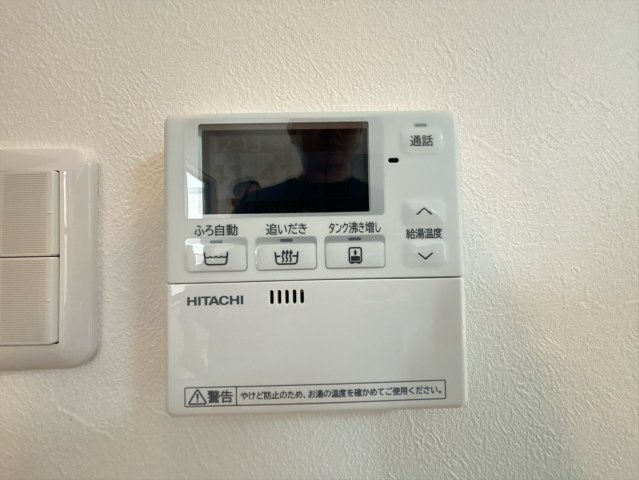 八王子市石川町 中古戸建ての設備|追い炊き機能付きなので、長湯をしても、ずっと温かいお湯で気持ち良く入浴できます。ご家族の入浴時間がズレても、沸かし直せるので安心です。