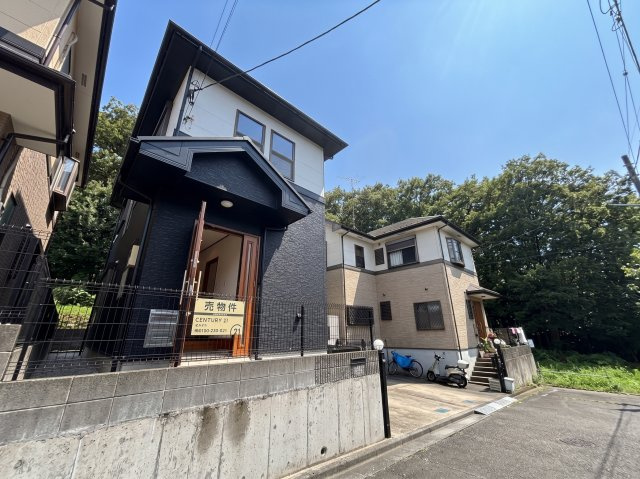 八王子市石川町 中古戸建ての前面道路含む現地写真|「まずは話だけ聞いてみたい」という方も大歓迎です。物件のこと、資金計画のこと、住み替えのことまで、気になることは何でもお気軽にご相談ください。