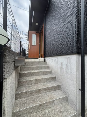 八王子市石川町 中古戸建ての玄関|住まい探しのことなら、どんな小さなことでもお気軽にご相談ください。お客様のご希望に寄り添い、安心してご検討いただけるよう丁寧にサポートいたします。