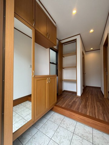 八王子市石川町 中古戸建ての玄関|玄関収納付きで履物もすっきり。いつでも気持ちよく迎えられる住まいです。