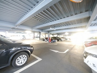 ザミレナリータワーズの駐車場