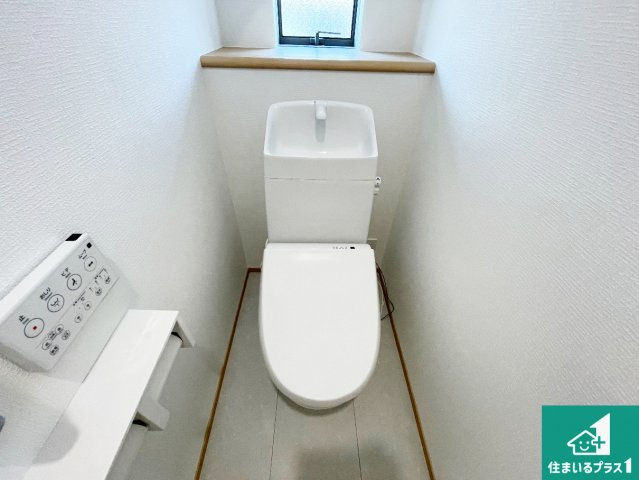 加古川市加古川町本町　新築一戸建てのトイレ|1・2階の2ヶ所にあるので、朝の忙しい時間の順番待ちもなく、深夜の利用にも大変便利です。