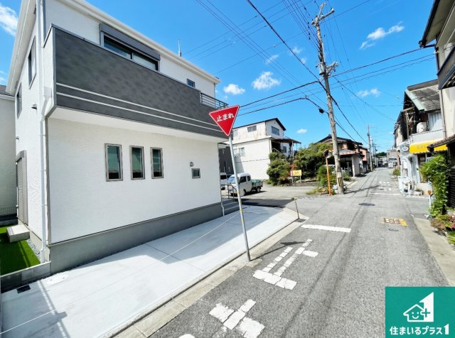 加古川市加古川町本町　新築一戸建ての前面道路含む現地写真|周辺は閑静な住宅街！前面道路広々で車の出し入れも便利です。駐車が苦手な方でも安心して車庫入れできます！