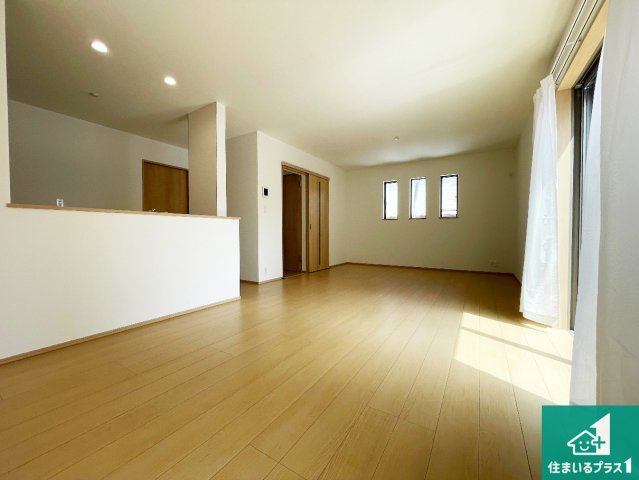 加古川市加古川町本町　新築一戸建ての居間・リビング|シンプルなリビングは、観葉植物等のインテリアを楽しめますね！パパ好みにも、ママ好みにも家具次第で雰囲気を変えることができます！
