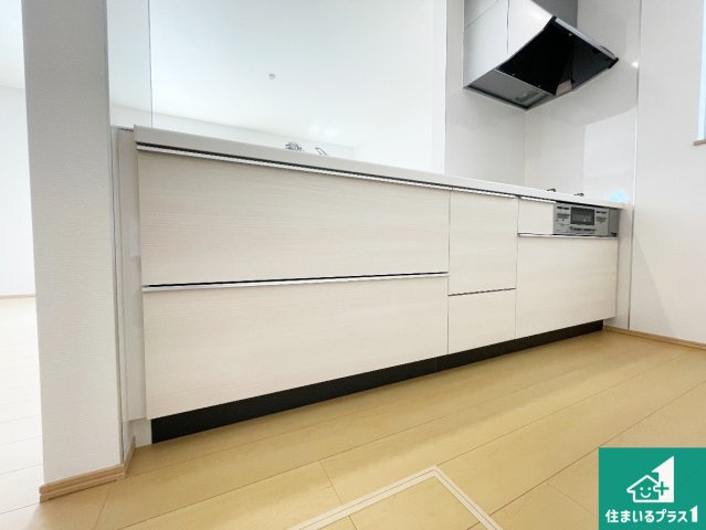加古川市加古川町本町　新築一戸建てのキッチン|リビングと統一感があり、使い勝手のいいキッチン。広々としているので、二人並んで作業が出来ちゃいます。お子様と一緒に色々なお料理に挑戦できるスペースがあります。