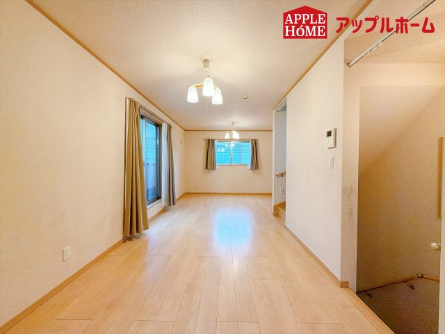 大宮区天沼町2丁目の居間・リビング|大きな窓のあるリビングは、陽光あふれる明るい空間です。居心地良く、ご家族皆がゆったり寛げる憩いの空間となりそうです。