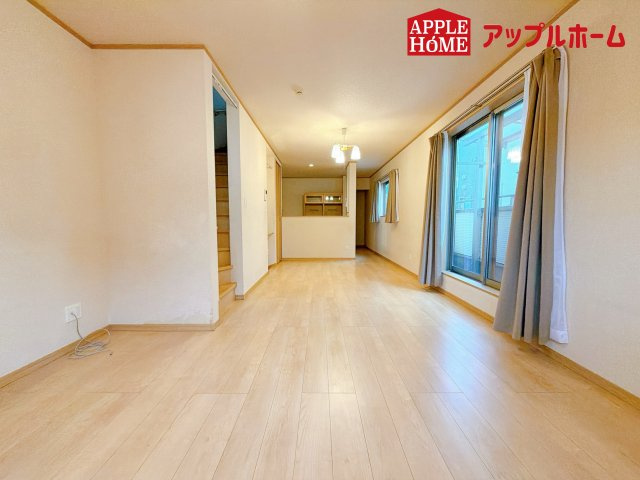 大宮区天沼町2丁目の居間・リビング|人気の対面式キッチンで会話も弾みます！お食事の準備をしながらでもご家族とのコミュニケーションを楽しめますね♪
