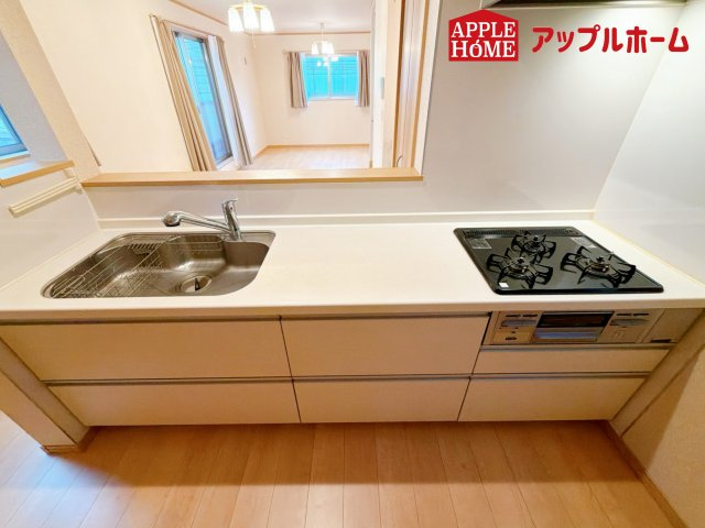 大宮区天沼町2丁目のキッチン|リビング・ダイニングで過ごすご家族を見守りながら作業が可能な対面式のキッチン。