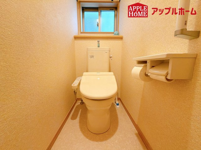 大宮区天沼町2丁目のトイレ|温水洗浄器付き便座を標準装備してます♪窓付きで明るく、快適空間となっております。毎日使う場所だからこその配慮です。