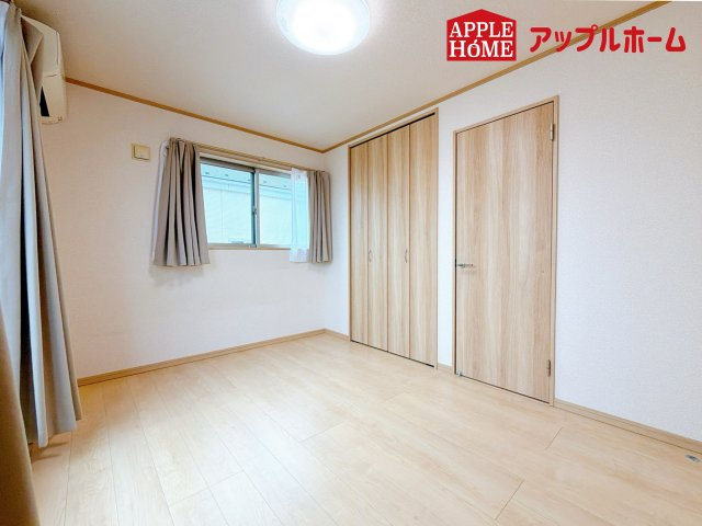 大宮区天沼町2丁目の洋室|クローゼット付きの洋室は、収納スペースが豊富で部屋全体がすっきりと片付きやすいのが特徴です。衣類や荷物を整理しやすく、生活感を抑えた洗練された空間を保てます。