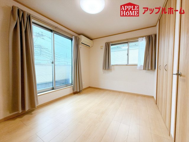 大宮区天沼町2丁目の洋室|充分な広さの収納を備え、風通しも良く、大変居心地の良い採光良好な洋室は、快適空間。プライベートの時間もゆったりお寛ぎ頂けそうですね！