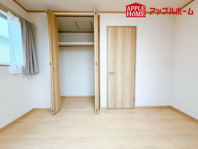 大宮区天沼町2丁目の収納|クローゼット付きの洋室は、収納スペースが豊富で部屋全体がすっきりと片付きやすいのが特徴です。衣類や荷物を整理しやすく、生活感を抑えた洗練された空間を保てます。