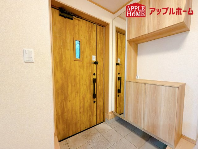 大宮区天沼町2丁目の玄関|明るくて清潔感溢れる玄関。便利な姿見鏡＆下駄箱収納付きです♪散らかりがちな玄関もすっきりと片付きます。