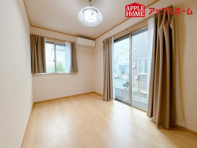 大宮区天沼町2丁目の洋室|充分な広さの収納を備え、風通しも良く、大変居心地の良い採光良好な洋室は、快適空間。プライベートの時間もゆったりお寛ぎ頂けそうですね！