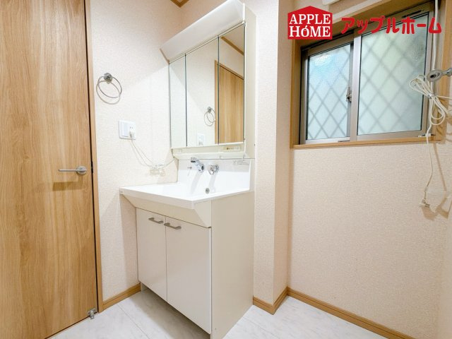 大宮区天沼町2丁目の独立洗面台|三面鏡付きの洗面化粧台ですので、たっぷりと収納いただけます。白を基調とした清潔感のある快適空間です。毎日の身支度も気持ち良くお使い頂けます！！
