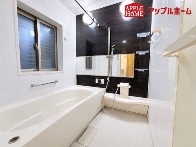 大宮区天沼町2丁目の浴室|窓付きのバスルームは、採光もあり明るく気持ちの良い空間です。窓があることで、換気環境も良好。掃除もスムーズに出来ます
