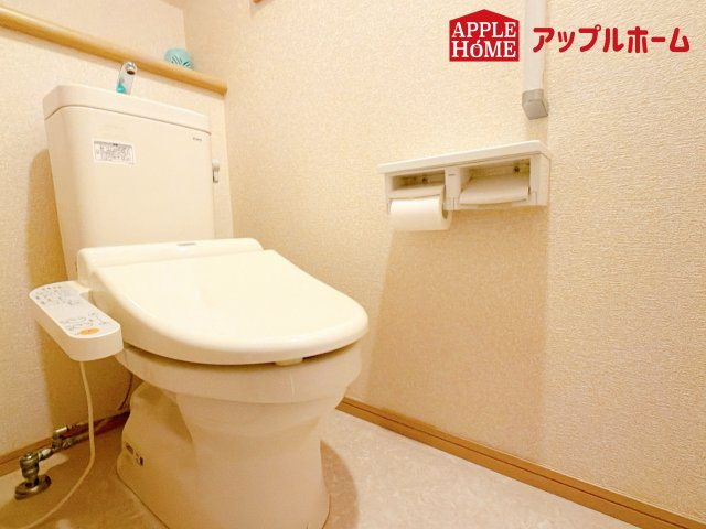 大宮区天沼町2丁目のトイレ|温水洗浄器付き便座を標準装備してます♪窓付きで明るく、快適空間となっております。毎日使う場所だからこその配慮です。