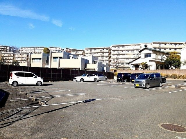 スカイエル長尾の駐車場