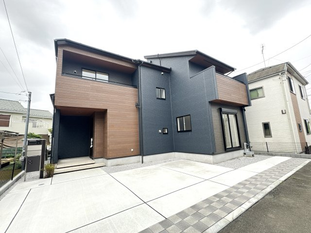 【外観】 | 川越市寺尾 新築一戸建住宅　限定1棟　(ふじみ野店) | カースペース3台分を確保！(1台軽自動車対応）、家族の車もゆったり駐車できる、暮らしやすさを考えた住まい。