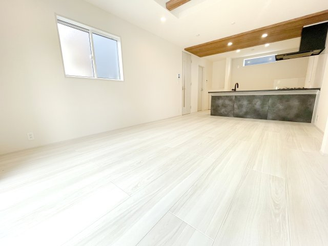 【居間・リビング】 | 川越市寺尾 新築一戸建住宅　限定1棟　(ふじみ野店) | 17帖LDKは三面採光の明るさ・あたたかさあふれるお住まい。
天井を高くした折上げ天井は開放感があり、心地よい快適な空間。お部屋のアクセントに、凹凸のあるハイデザインの壁在グラビオエッジを採用。