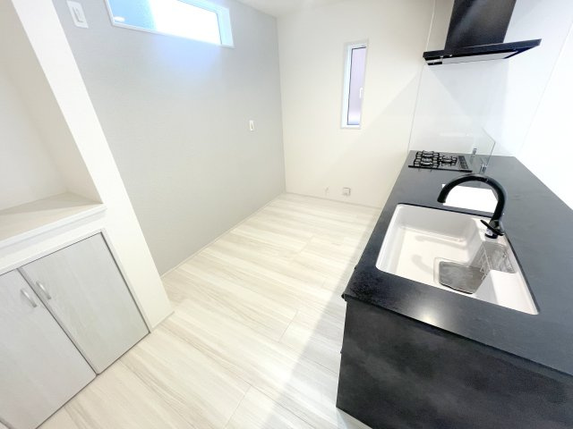 【キッチン】 | 川越市寺尾 新築一戸建住宅　限定1棟　(ふじみ野店) | 美しいフォルムと機能性を持った古オープンキッチン。上品な空間で日々の家事が楽しくなります♪