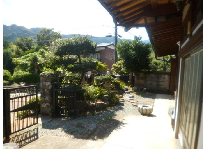 伊勢原市日向　中古戸建　101.29坪　の内装|南側お庭で陽当たり良好◎
