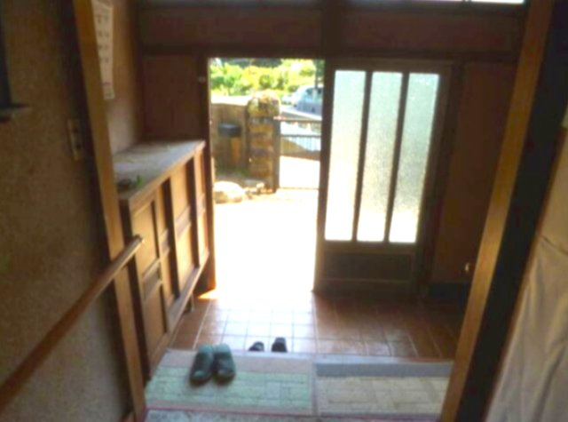 伊勢原市日向　中古戸建　101.29坪　の内装|こちらは趣のある引き戸の玄関です◎