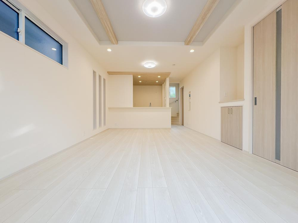 【Blooming Garden】国分寺市北町１丁目の居間・リビング|明るく開放的な空間が広がる、キッチン・ダイニング・リビング。