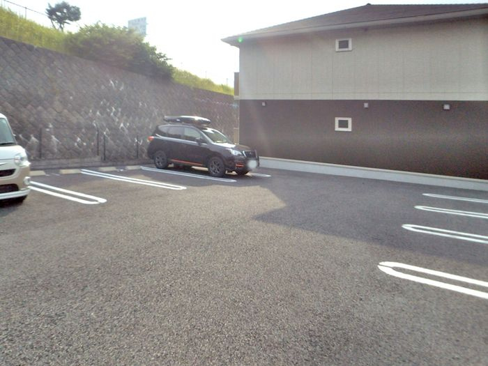 ヒルズ・若松町Ⅲの駐車場