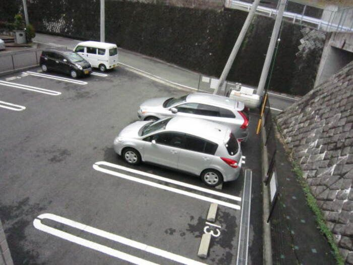 ヒルズ・若松町Ⅲの駐車場