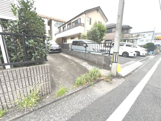 八王子市千人町３丁目　中古戸建の駐車場