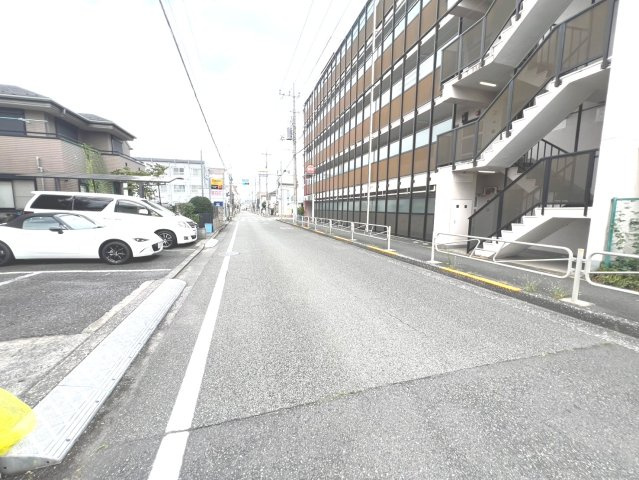 八王子市千人町３丁目　中古戸建の前面道路含む現地写真