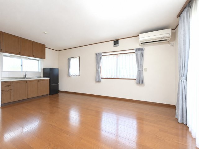 八王子市千人町３丁目　中古戸建の居間・リビング|AIにて室内を空室にしています
