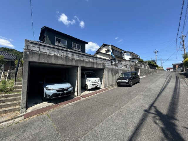 下松市生野屋西３丁目　戸建ての前面道路含む現地写真|堀車庫は並列２台です。普通車も駐車できる高さと奥行がございます。