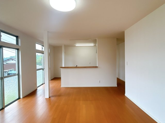 下松市生野屋西３丁目　戸建ての居間・リビング|約19帖のリビングに間取り変更。天井・壁はクロスを、床はフローリング仕上げ致します。照明はLED照明に交換しました。