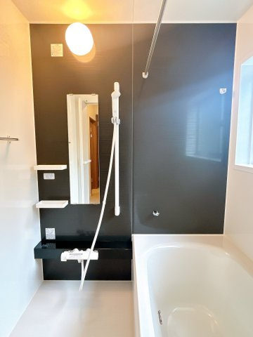 下松市生野屋西３丁目　戸建ての浴室|ユニットバスを新品に交換。足を伸ばせる1坪サイズの広々とした浴槽で、1日の疲れをゆっくり癒すことができます。浴室暖房乾燥機付きでこれからの季節に最適、お洗濯を干すにも良いですね。