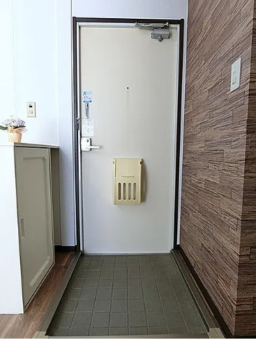 フラワーヒル東大宮C棟の玄関
