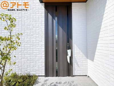 【玄関】 | 三島市徳倉Ⅱ　新築一戸建て　5号棟 | 落ち着いた色合いの玄関はダブルロックで防犯性に優れた仕様になっています♪