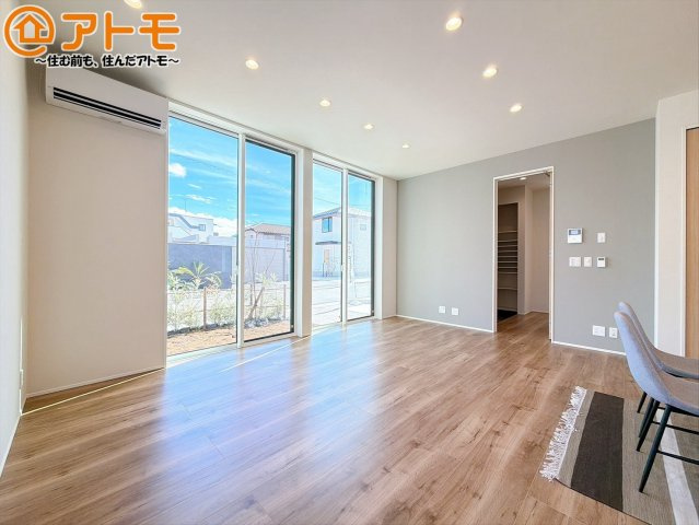 【居間・リビング】 | 三島市徳倉Ⅱ　新築一戸建て　5号棟 | 広々としたリビングは家具によって雰囲気が変わります♪