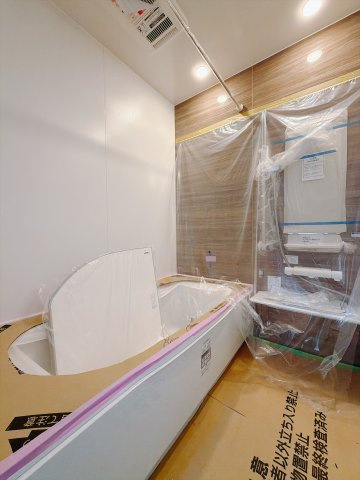 【中古戸建】本庄市栄3丁目　の浴室|■浴室｜デザイン性に優れた浴室♪1日の疲れを癒す、ゆったりとしたバスタイムをぜひお過ごしください(*＾＾*)大きな窓付きで嬉しい♪