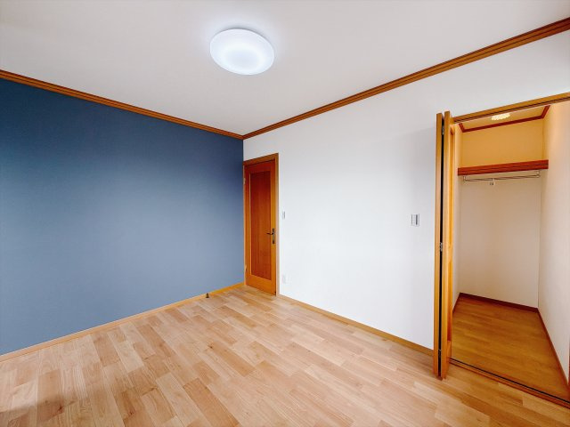 【中古戸建】本庄市栄3丁目　の洋室|■洋室｜ナチュラルカラーの床です。模様替えなどとても楽しく工夫できます♪陽当たり、風通しもとても良いので毎日快適な生活スタートです！子供部屋にも良いですね♪