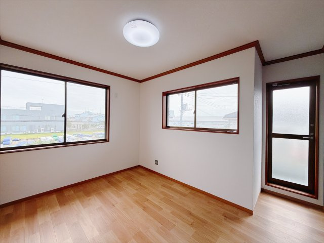 【中古戸建】本庄市栄3丁目　の洋室|■洋室｜洋室には大きな窓をご用意しています。日中はあたたかな日差し差し込み自分時間も充実できますね＾＾