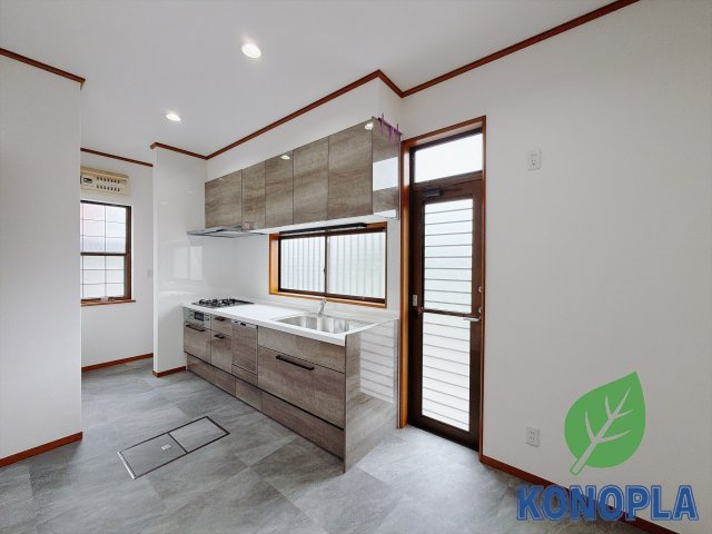 【中古戸建】本庄市栄3丁目　のキッチン|■キッチン｜太陽の光がたっぷり差し込むキッチンは、自然とご家族が集まる居心地の良い空間です。