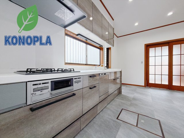【中古戸建】本庄市栄3丁目　のキッチン|■キッチン｜大きなお鍋や調理用具のも出し入れラクラクな収納がたっぷり！毎日使う場所だからこそ、無理のない姿勢で作業できるのは嬉しいポイントですね(*＾＾*)♪