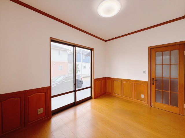 【中古戸建】本庄市栄3丁目　の洋室|■洋室｜木製で懐かしさのある家具やアンティーク調の小物に囲まれてレコードを流したり小説を読んだり…そんな心ときめく暮らしをしませんか？