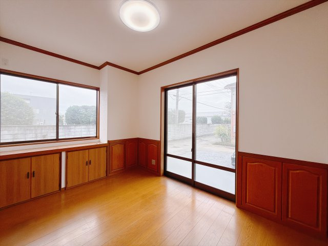 【中古戸建】本庄市栄3丁目　の洋室|■洋室｜窓から射し込む陽射しが縦横に広がり、あたたかな空間を形作ります♪木目のきれいなフローリングとシンプルな壁紙は、一日中家に居ても飽きることなく過ごすことができる素敵な空間です♪