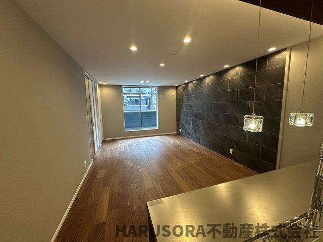 寝屋川市河北中町22-3　3階建の居間・リビング