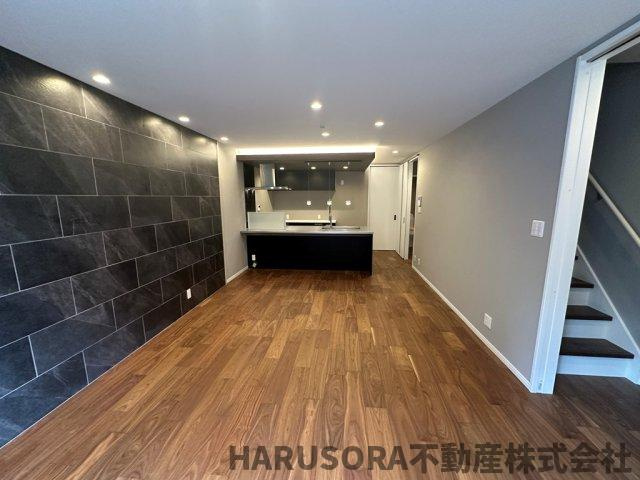 寝屋川市河北中町22-3　3階建の居間・リビング